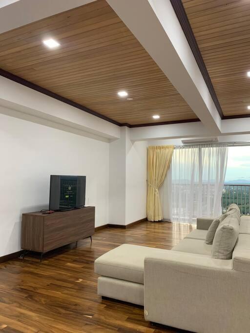 The Venus - Spacious Wooden Top Floor Apartment Sitiawan Exterior photo